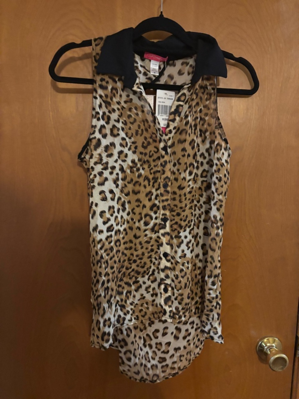Sleeveless Leopard-Print Button Front Blouse with Black Collar